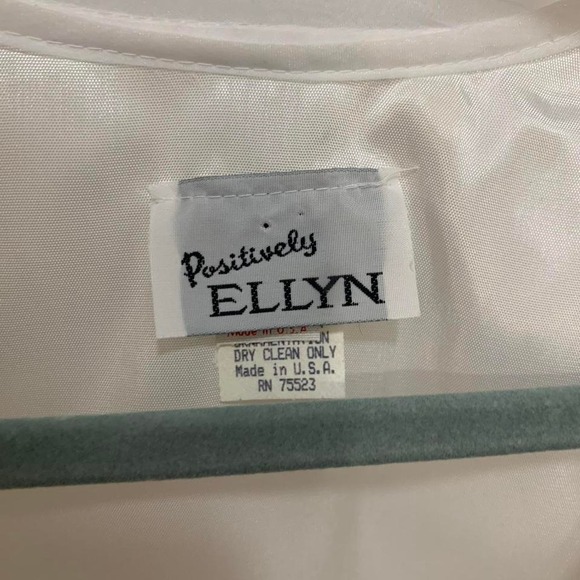 Positively Ellyn white and black pleated dress - Picture 3 of 3